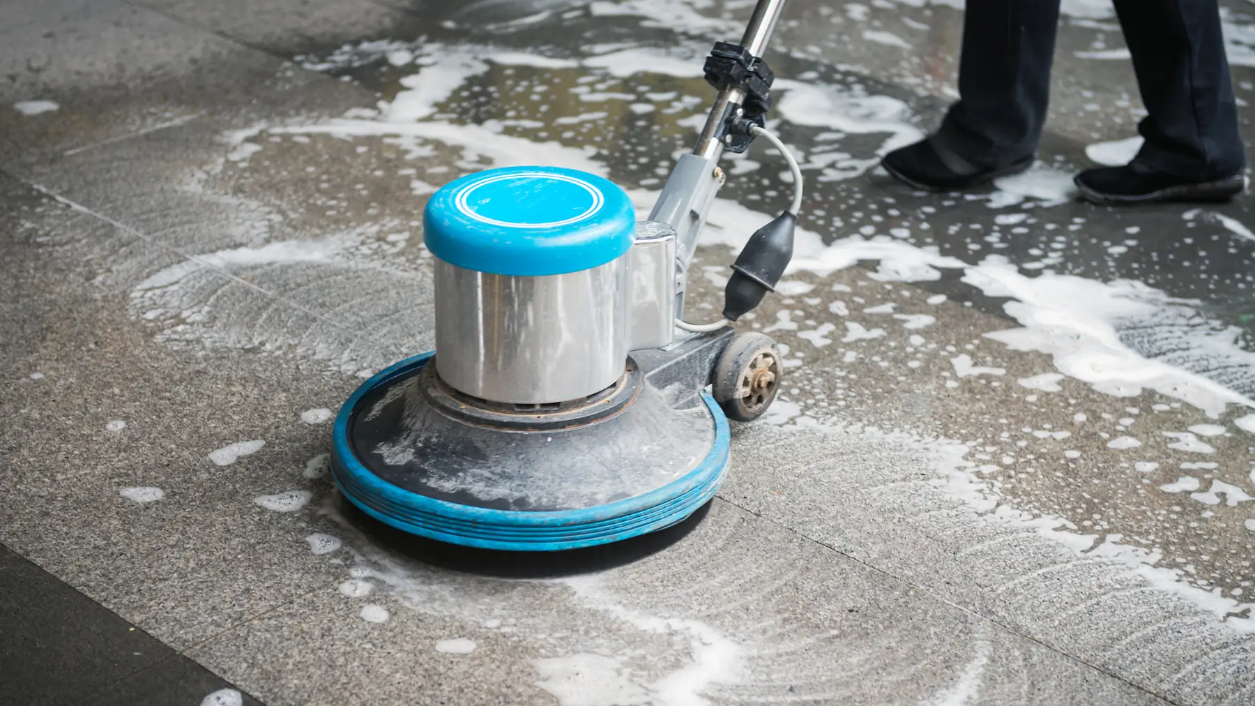 Industriële schrobmachine in actie tijdens de reiniging van een productievloer