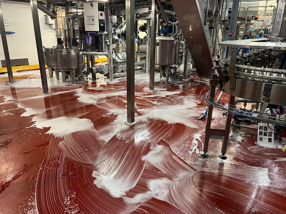 Industriële schuimreiniging van een productielijn in de voedingsmiddelenindustrie door KCS